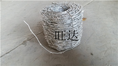 镀锌刺绳也称镀锌刺铁丝是指由电镀锌刺丝缠绕在主丝上面拧编而成