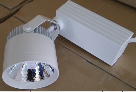 供应用于场所的LED 三线路轨射灯 COB光源 25W