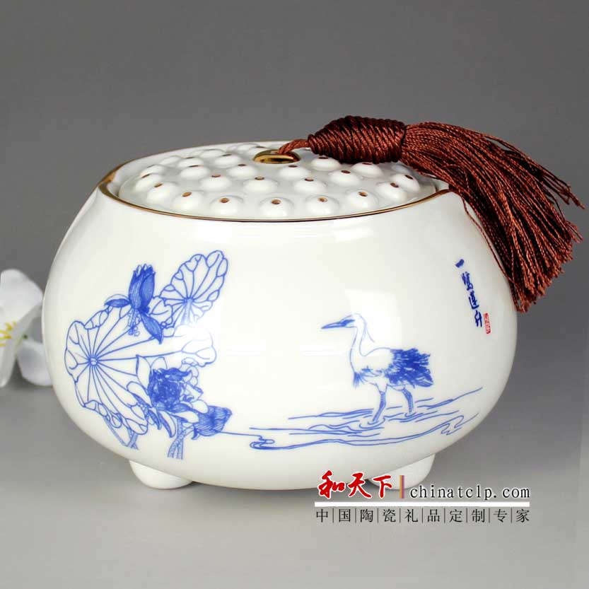供应手绘青花釉中陶瓷茶叶罐子