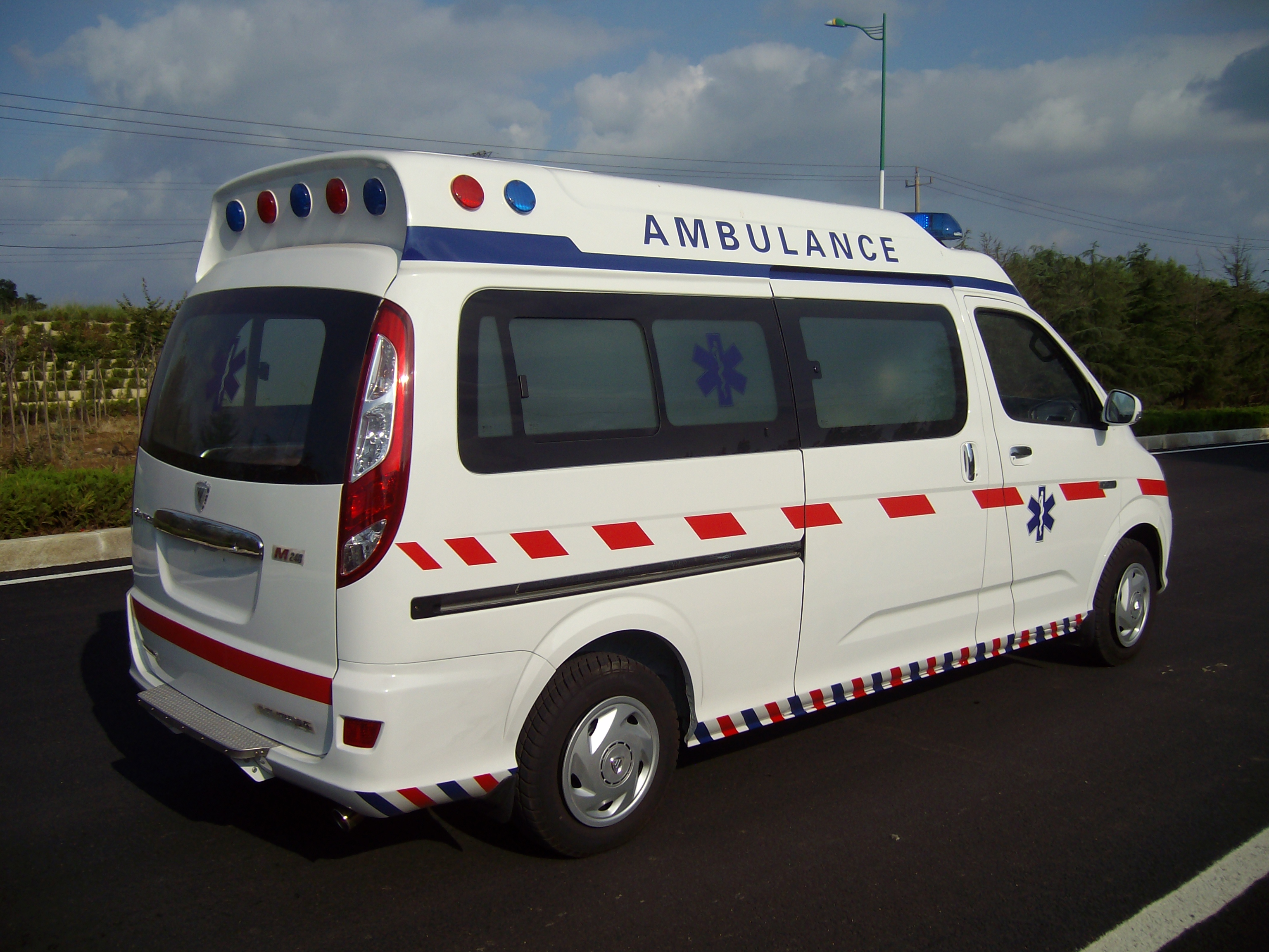供应用于医疗急救的蒙派克标准型/监护型救护车