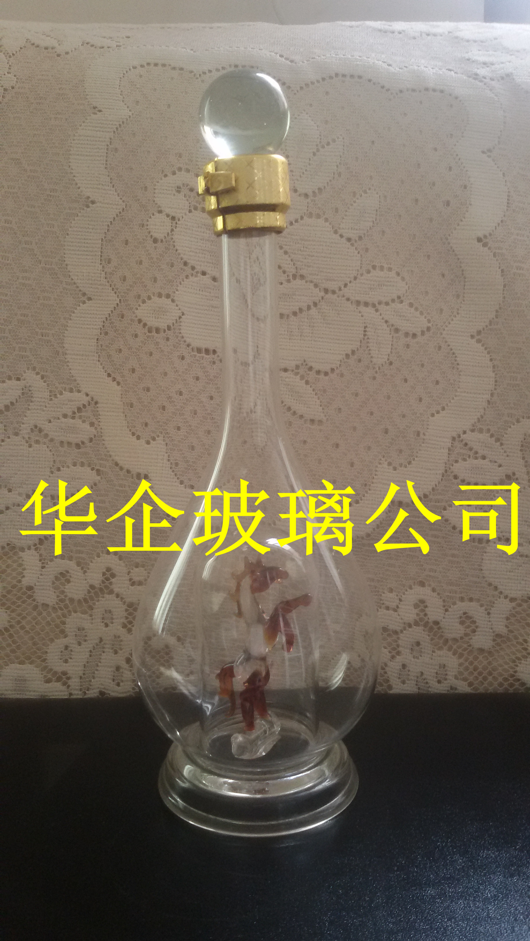 供应用于环扣盖子的玻璃帆船酒瓶生肖马瓶工艺酒瓶，玻璃工艺酒瓶，手工艺术玻璃图片