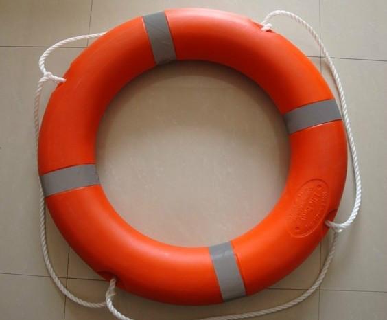 供应厂家供应船用救生圈哪家好，是由自然浮力材料制成的圆环救生器具，是供抛入水让落水人员攀扶的个人救生设备