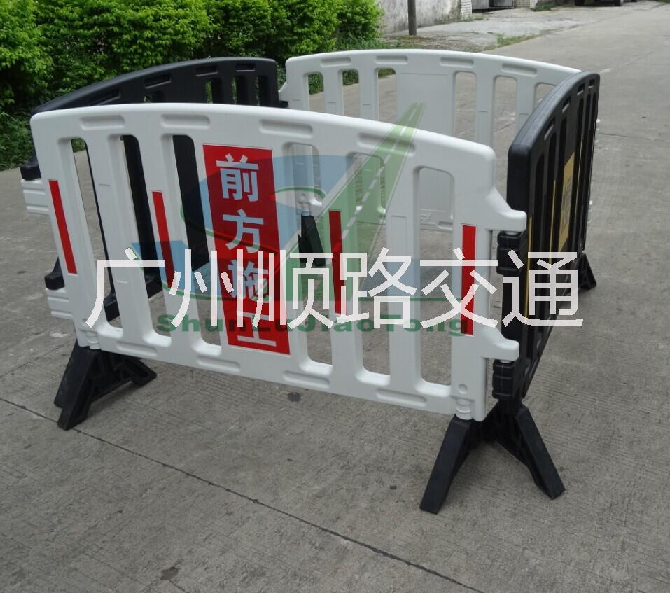 供应顺路塑料护栏安全环保实用价廉顺路厂家直销塑料铁马图片