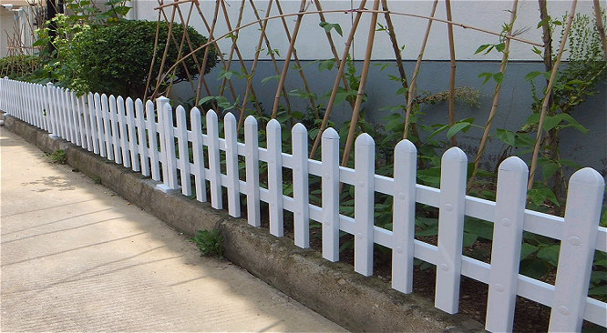 供应pvc草坪护栏花园林护栏花坛塑钢围栏图片