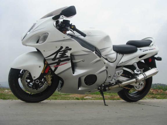 出售摩托车的跑车铃木GSX1300隼 特价:2300 元