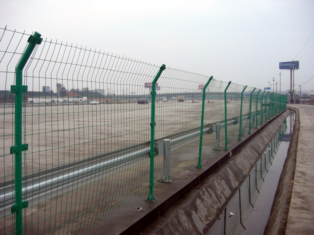 郑州专业生产高速公路护栏网厂家，郑州高速公路护栏网批发价，郑州高速公路护栏网施工地方图片