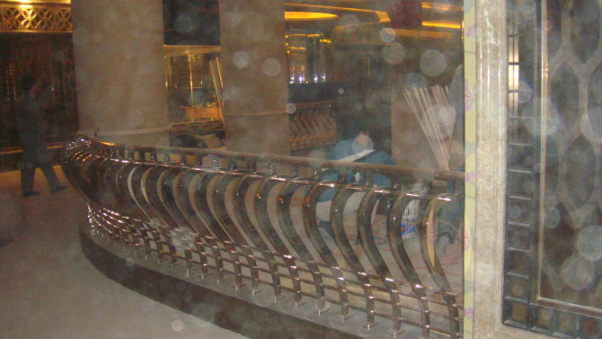 高级定制加工酒店镜面沙面不锈钢弧形旋转楼梯扶手、激光镂空雕花扶手护栏图片