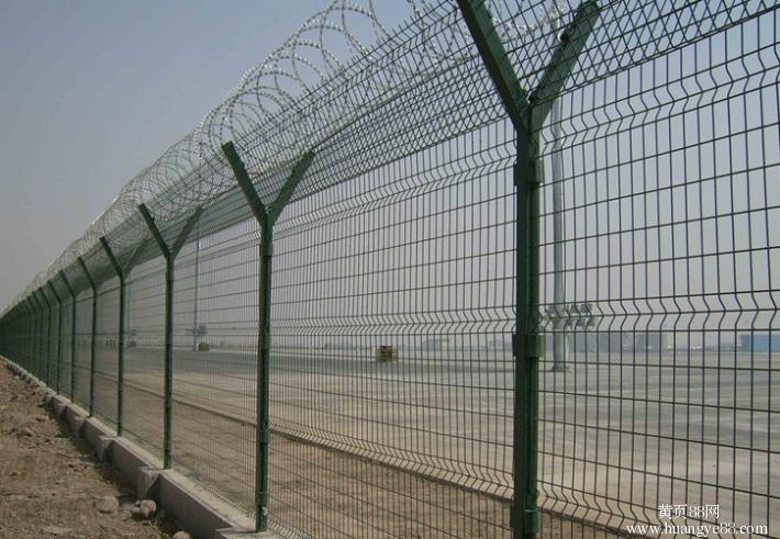 供应公路护栏网道路防护围栏网金属护栏网厂家批发零售各种样式的隔离护栏网