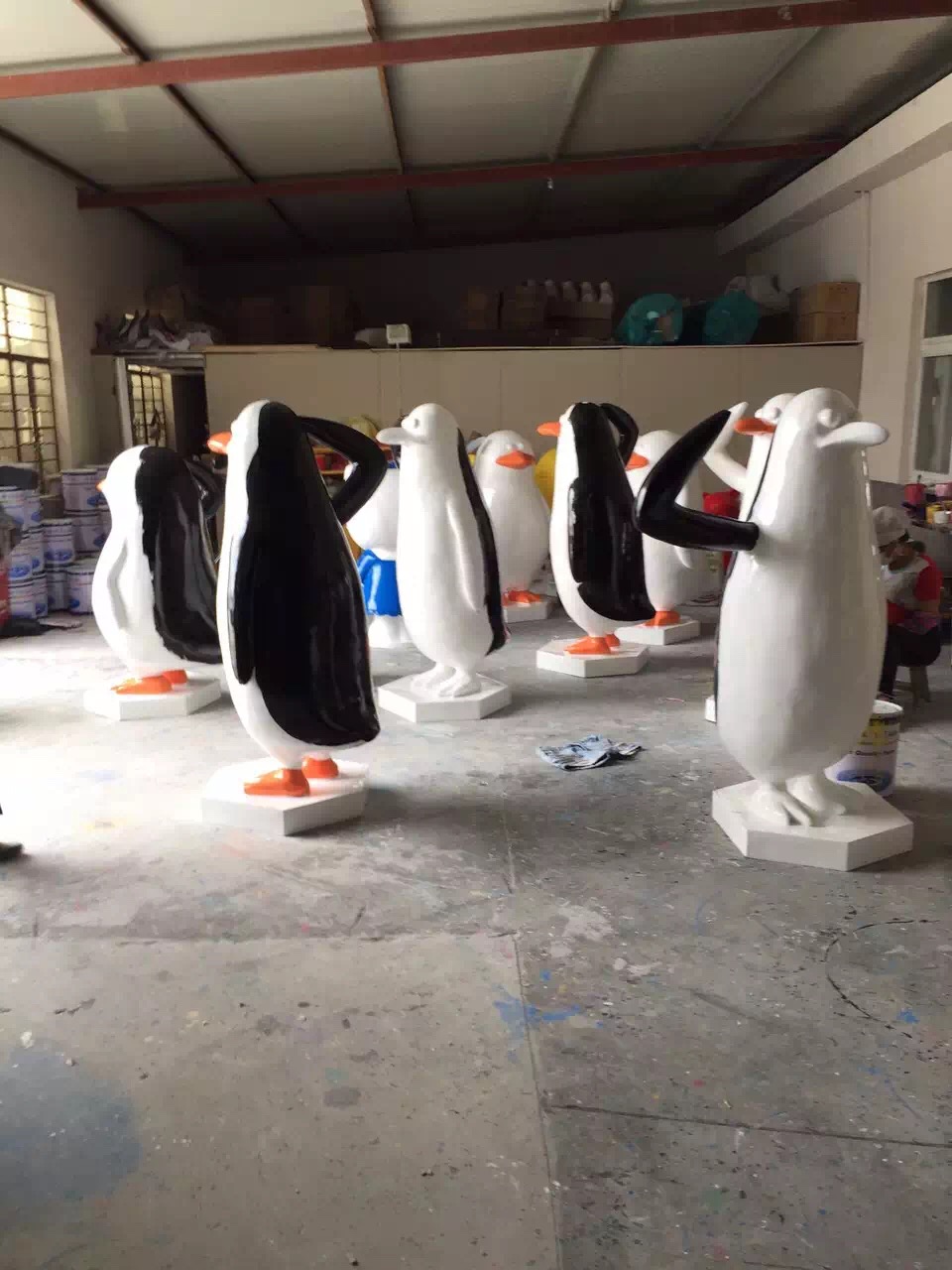 供应鄂州蓝胖子熊猫卡通雕塑模型价格，鄂州玻璃钢卡通动漫人物模型首选厂家