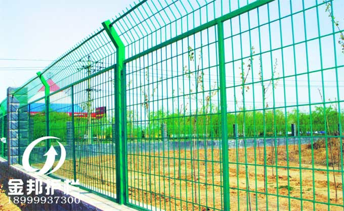 供应新疆框架护栏网，草场护栏，工业园区围网