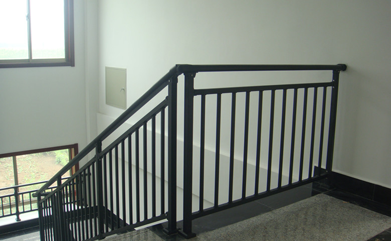 供应用于安全隔离的烤漆免焊接楼梯扶手，锌钢喷塑
