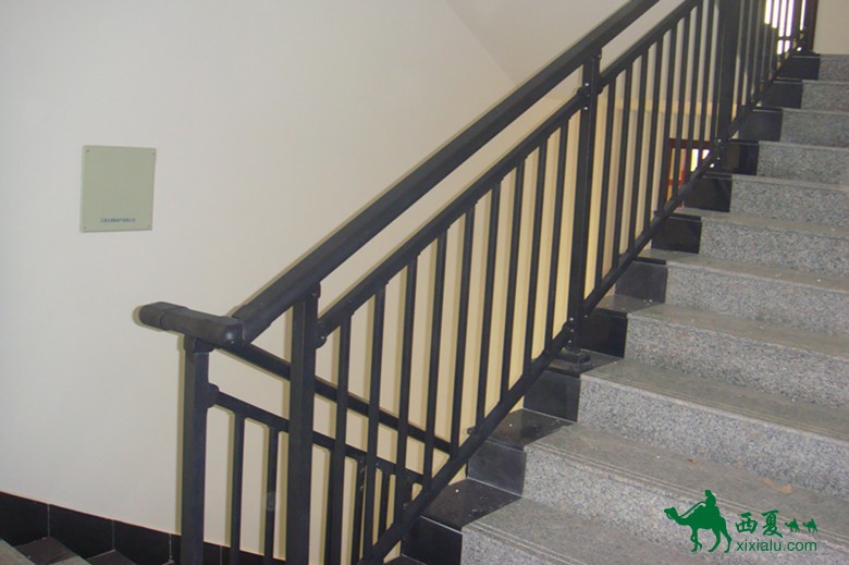 供应用于安全隔离的烤漆免焊接楼梯扶手，锌钢喷塑