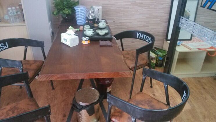 供应成都创客咖啡厅办公家具美式乡村复古做旧工业风简易实木会议桌用于个性创意空间|酒吧|服装店的办公桌铁艺餐厅桌椅组合
