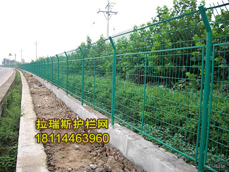 供应公路铁路护栏网 公路护栏网厂家 道路护栏网价格--拉瑞斯图片