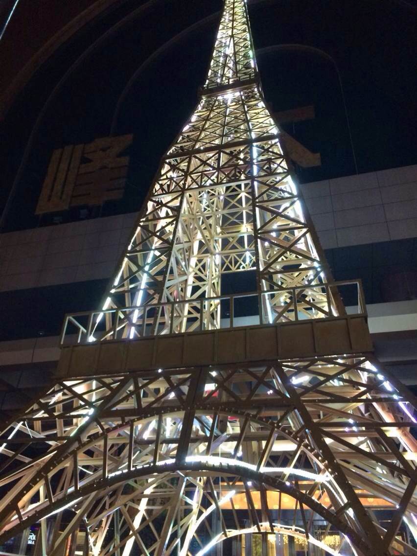 供应上海圣诞展品圣诞老人/雪人租赁价格/圣诞树定制价格3米到20米/埃菲尔铁塔7米到17米定制价格
