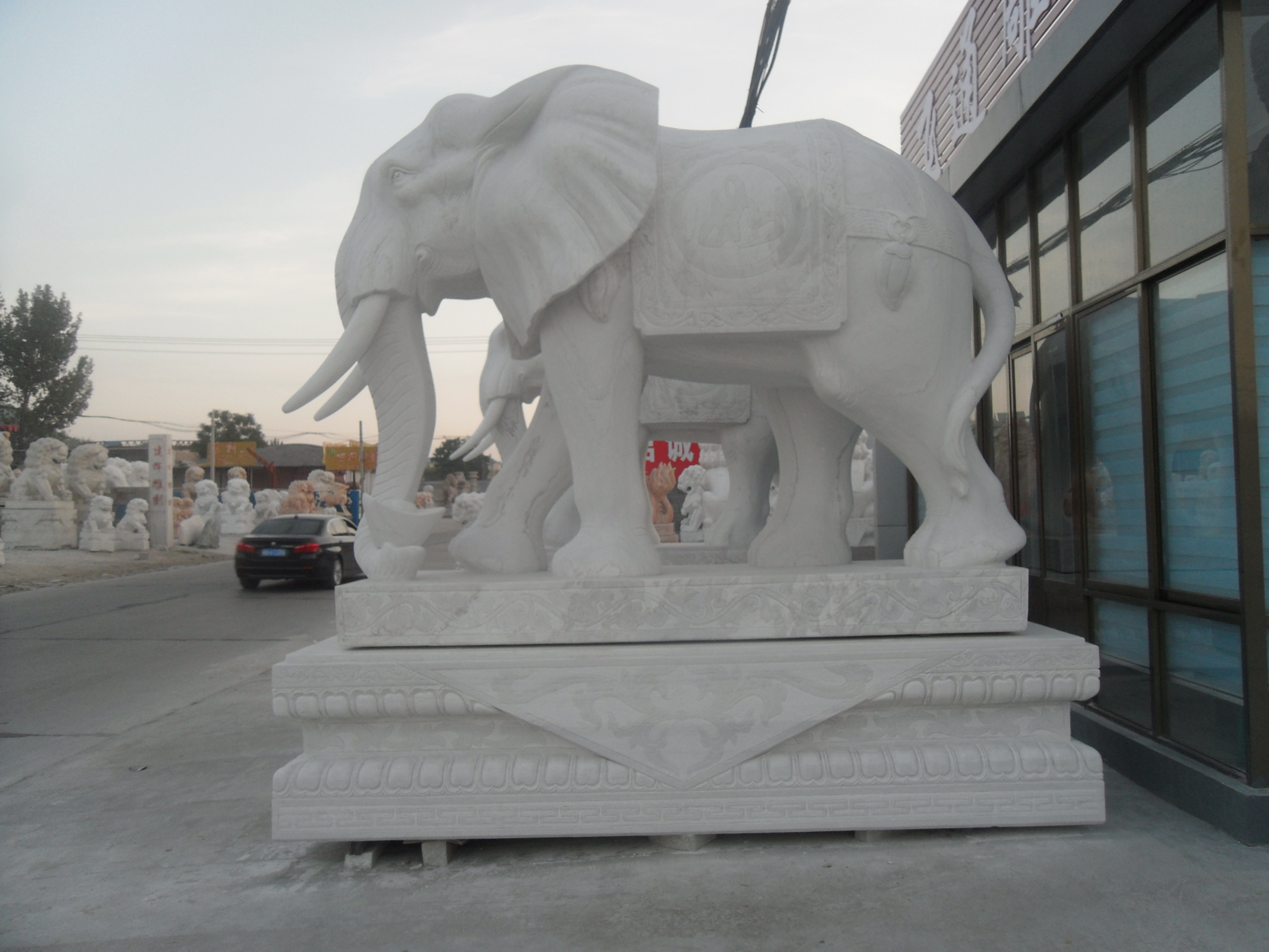 供应石雕大象，汉白玉雕像，晚霞红石雕大象，石雕动物价格图片