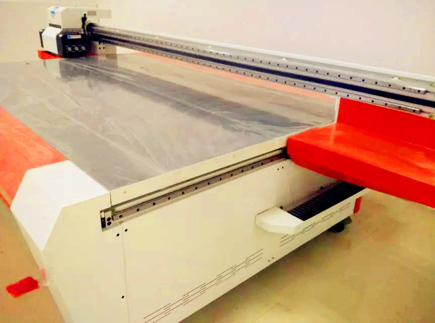 供应广州傲彩UV平板打印机 东芝喷头UV平板打印机的特点