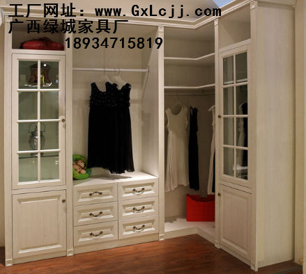 南宁家具定制，料板巧构暖型衣柜，好用不普通图片