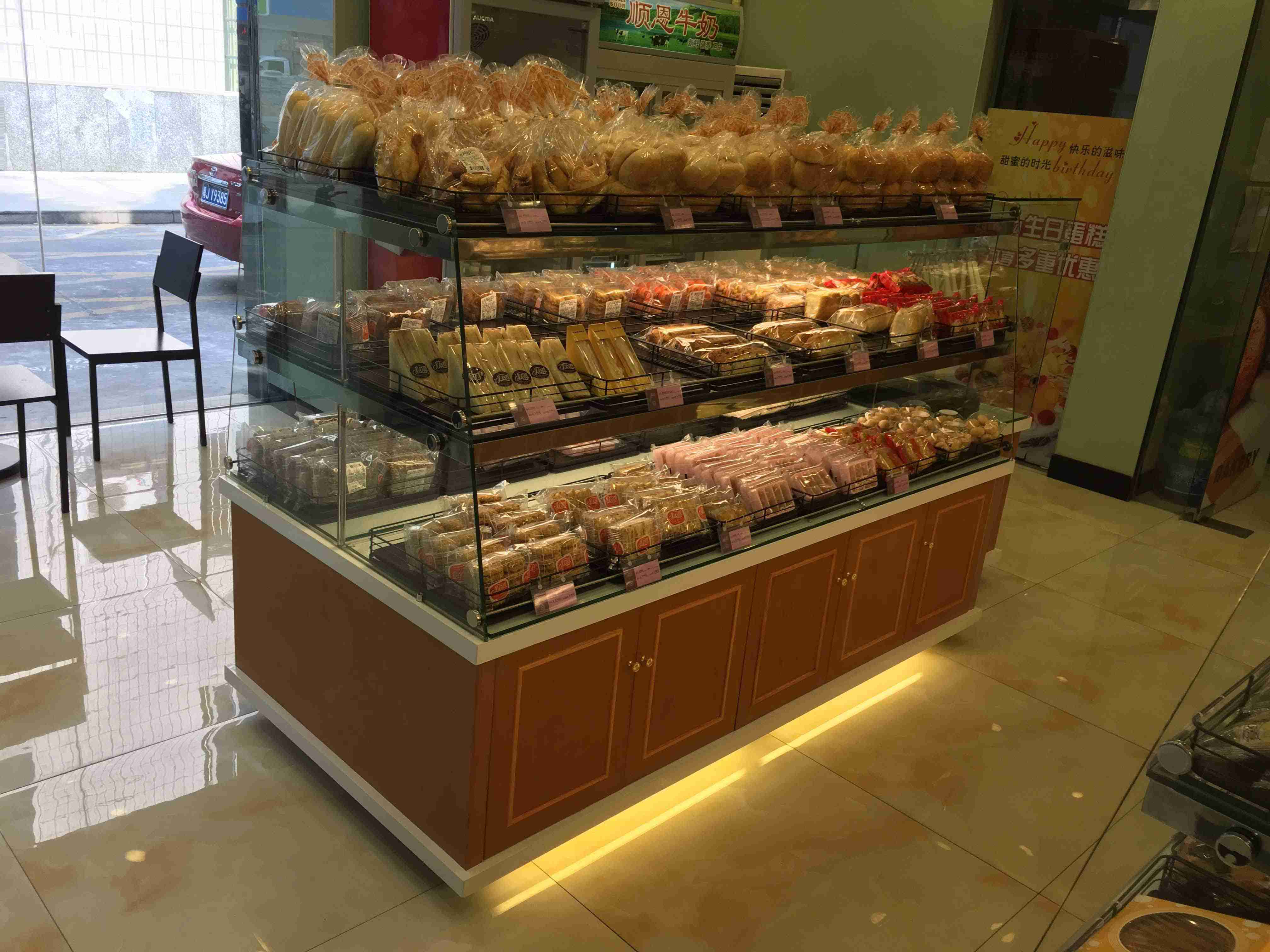 供应深圳面包展柜中岛定制款面包柜厂家直供黄埔面包店展示柜图片