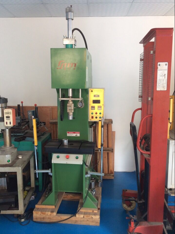 供应上海台式液压机，上海中小型液压机，鑫台铭-102台式液压机系列