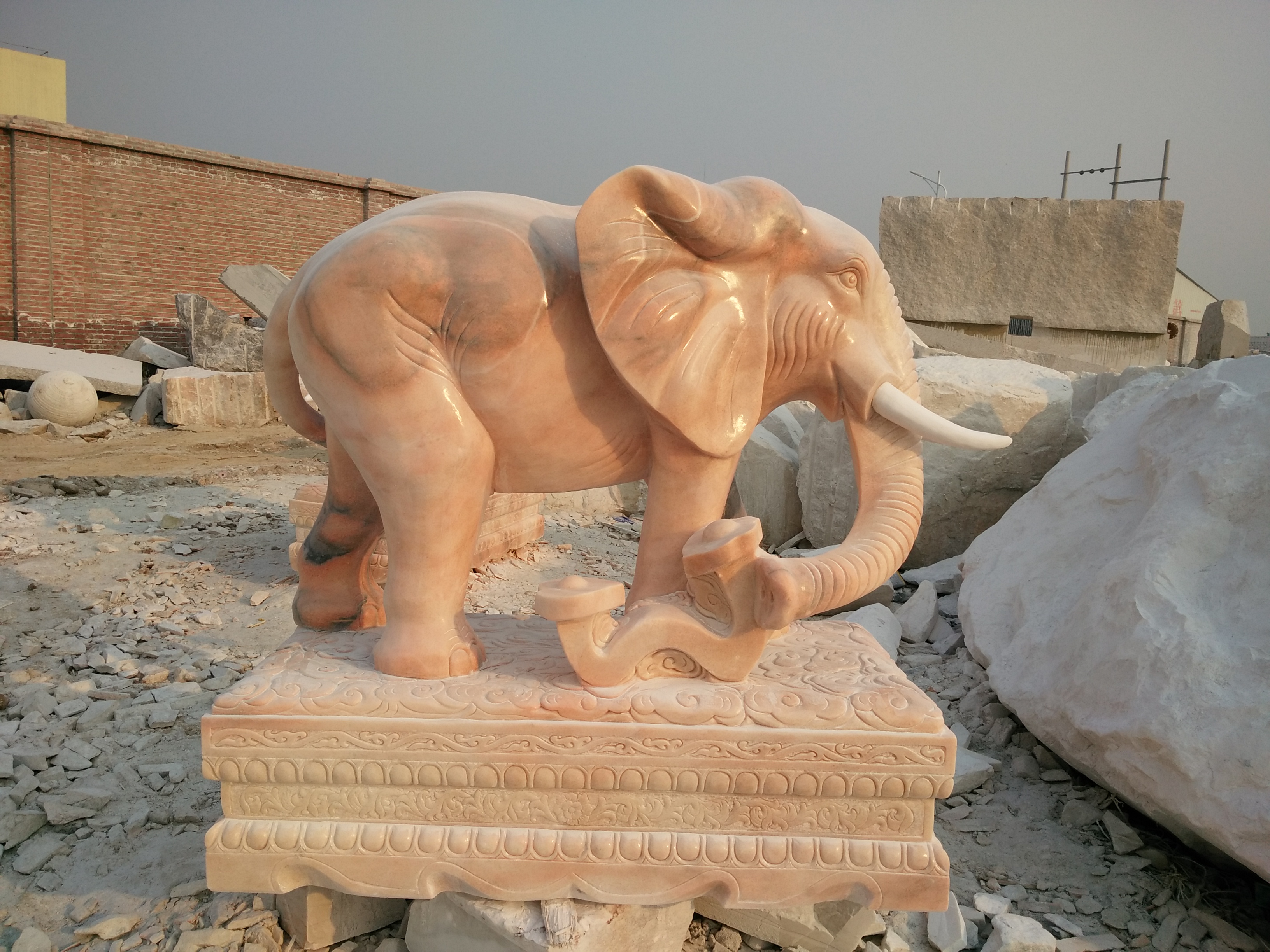 石雕大象厂家批发价格供应石雕大象厂家批发价格，1.8米门口摆放石雕大象