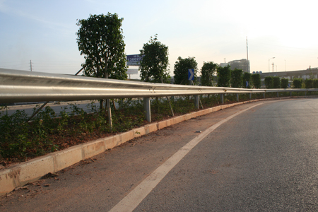 波形护栏板生产|高速公路波形护栏批发