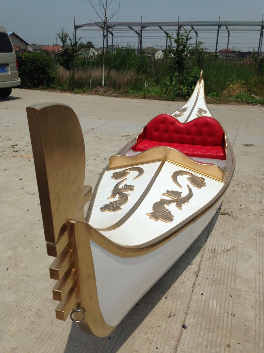 厂家直供威尼斯白色镶金边贡多拉船，情侣手划船，摄影道具船，酒店装饰船