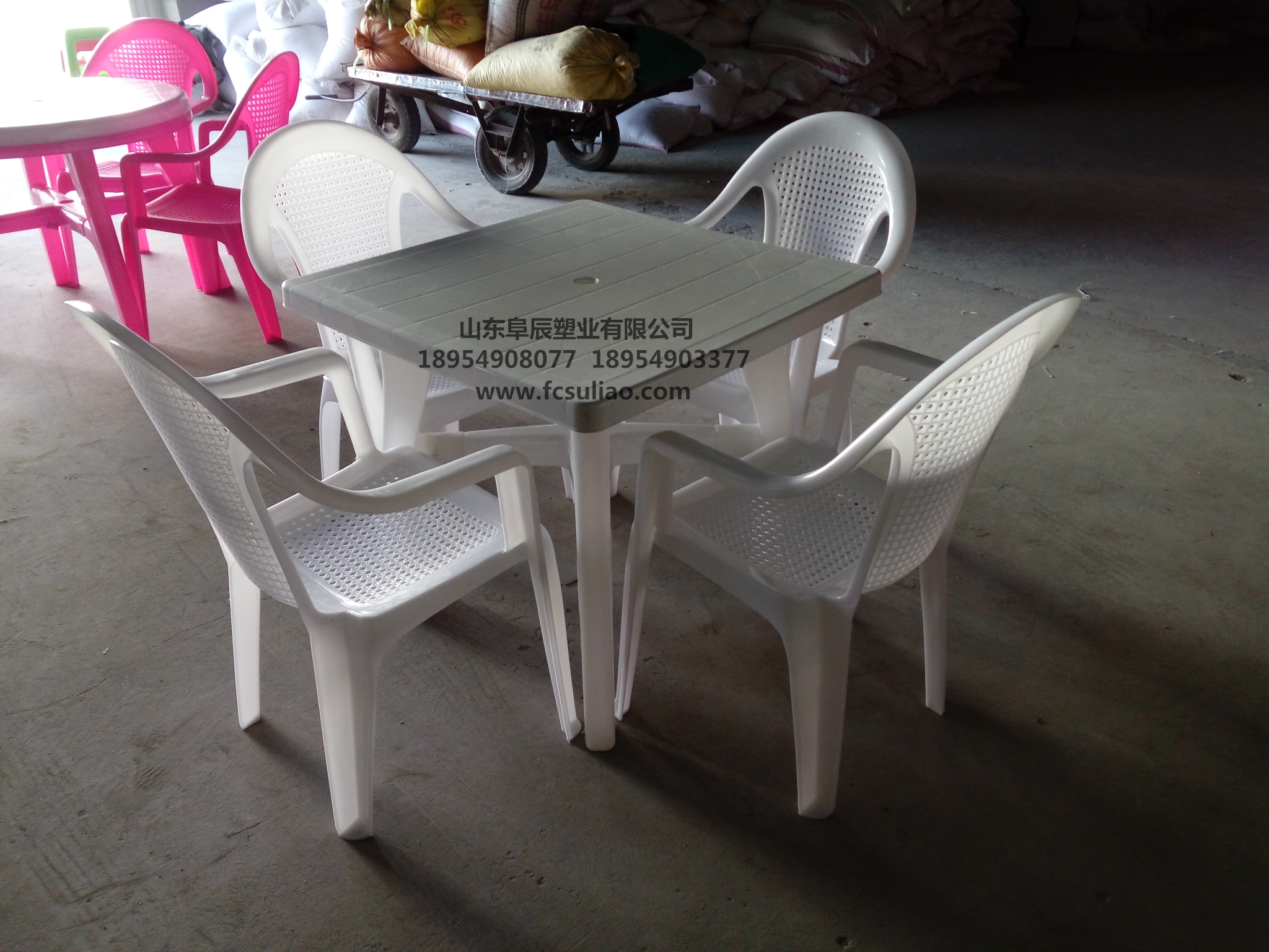白色方形塑料桌椅批发