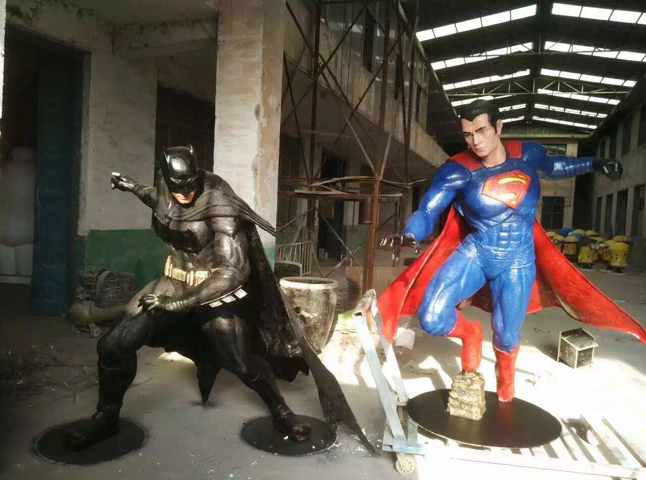 供应福州形象逼真蝙蝠侠超人雕塑供应商，专业卡通厂家生产制作卡通形象蝙蝠侠超等