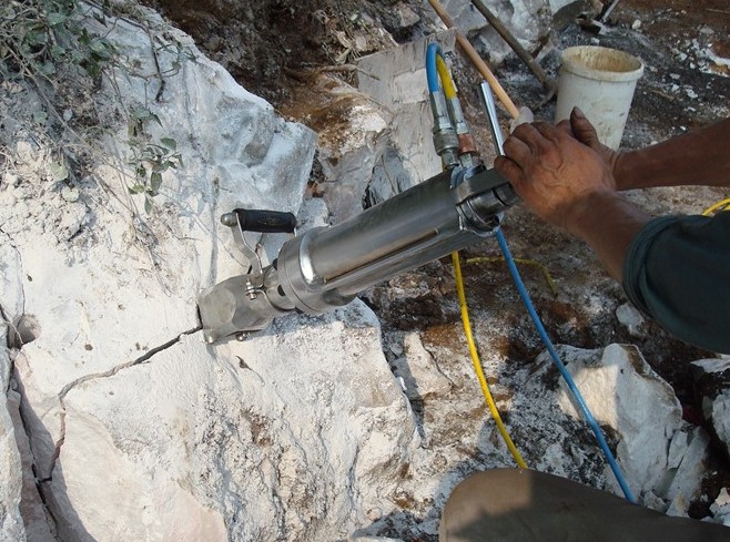 湖北迪戈液压分裂机 铅锌矿洞采无声爆破液压劈裂机设备