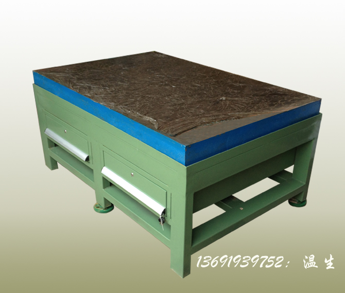 供应榉木工具挂板灯架工作桌，广州实木钳工桌，车间复合台面装配台直销厂家