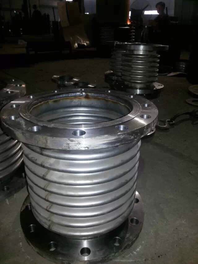 供应用于供暖热力管道的大拉杆补偿器DN700PN1.6 压力管道不锈钢大拉杆补偿器厂家图片