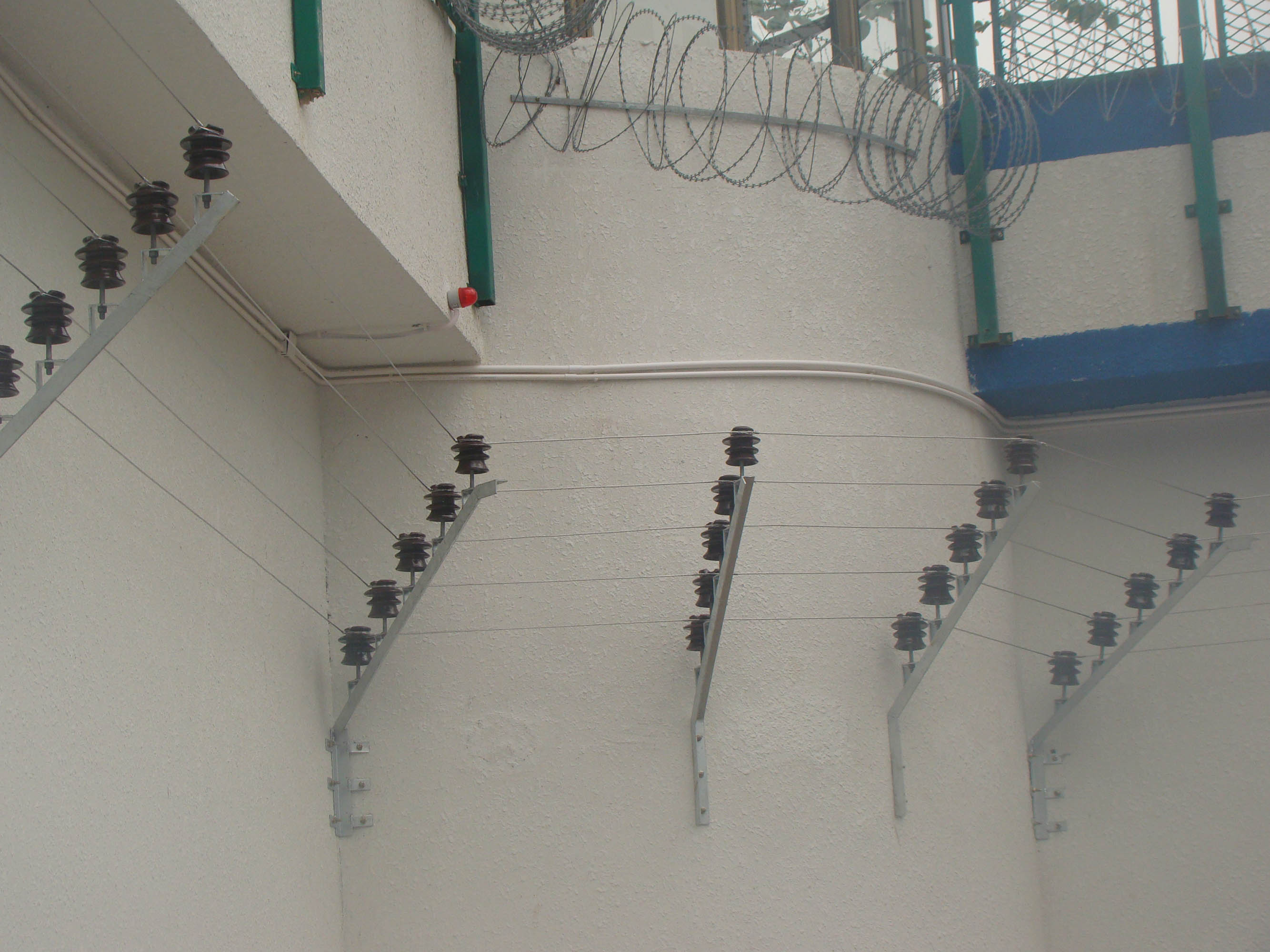 供应监狱看守所报警脉冲高压电网图片