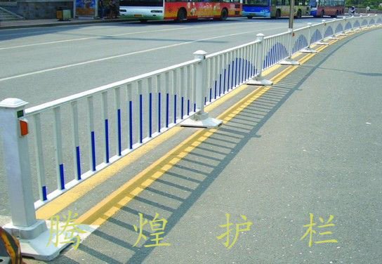 供应京式交通护栏公路护栏m型护栏交通道路隔离栏市政交通护栏图片