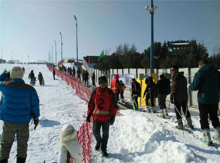 郑州市滑雪场魔毯厂家山东魔毯厂家供应 大型滑雪场魔毯