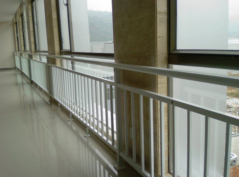 广科空调安全防护栏、阳台空调防护栏、楼层安全隔离栏、热镀锌护栏