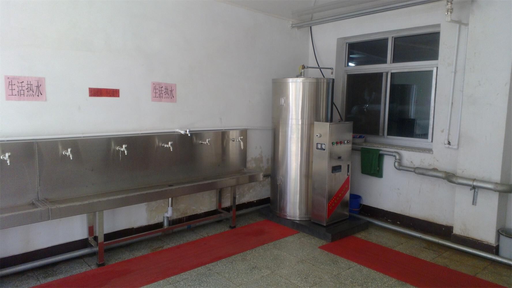 供应用于饮水设备的沃荣牌柜式大容量步进式开水器；