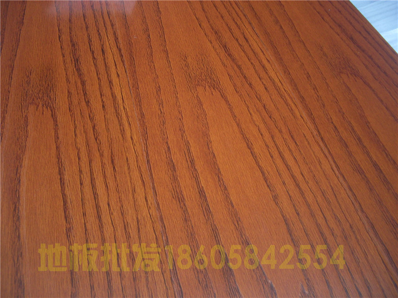 红橡强化复合耐磨地板浮雕防水批发供应用于客厅|卧室的红橡强化复合耐磨地板浮雕防水批发