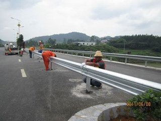 供应优质护栏版高速路护栏板厂家