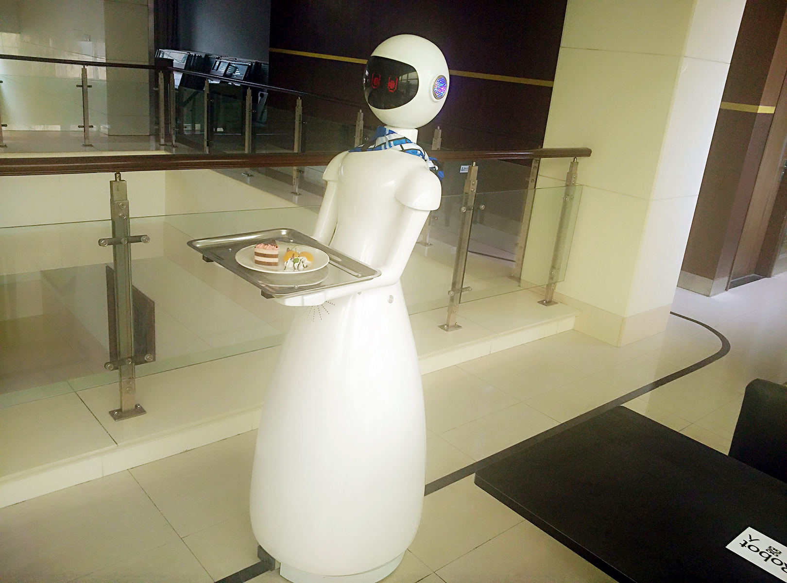 供应智能餐厅服务迎宾娱乐机器人
