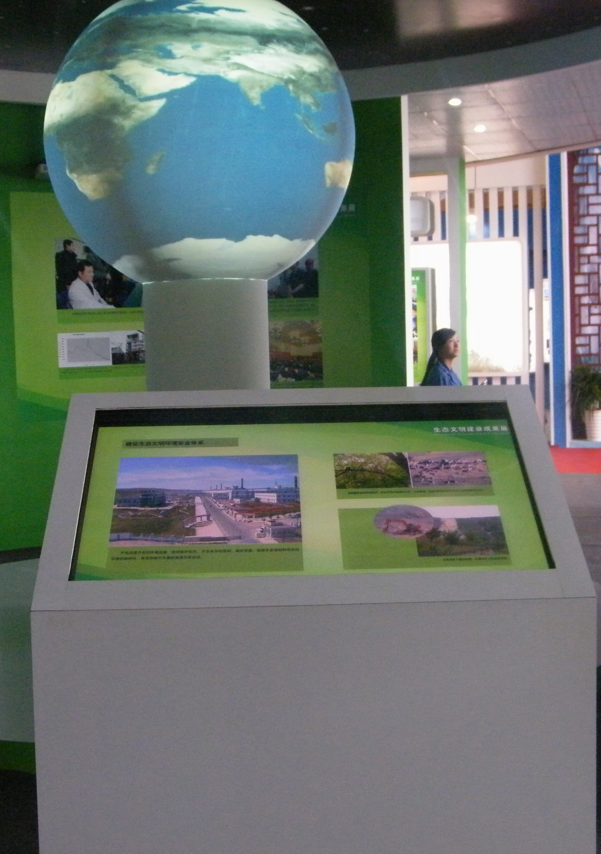 球幕展示系统、SOS科学球幕系统、内外球幕投影展示系统、激光球幕展示图片