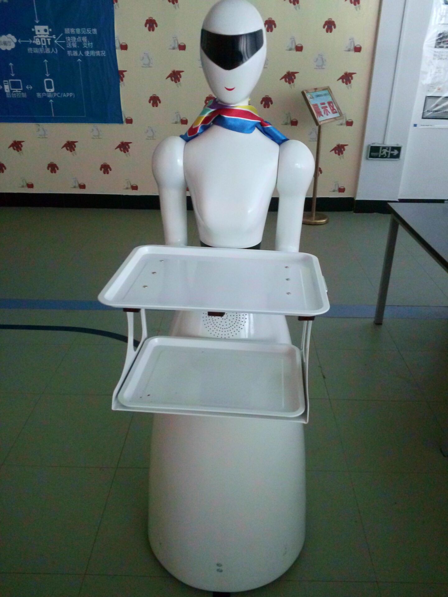 上海新款4S送餐机器人上市，餐饮服务机器人上市图片