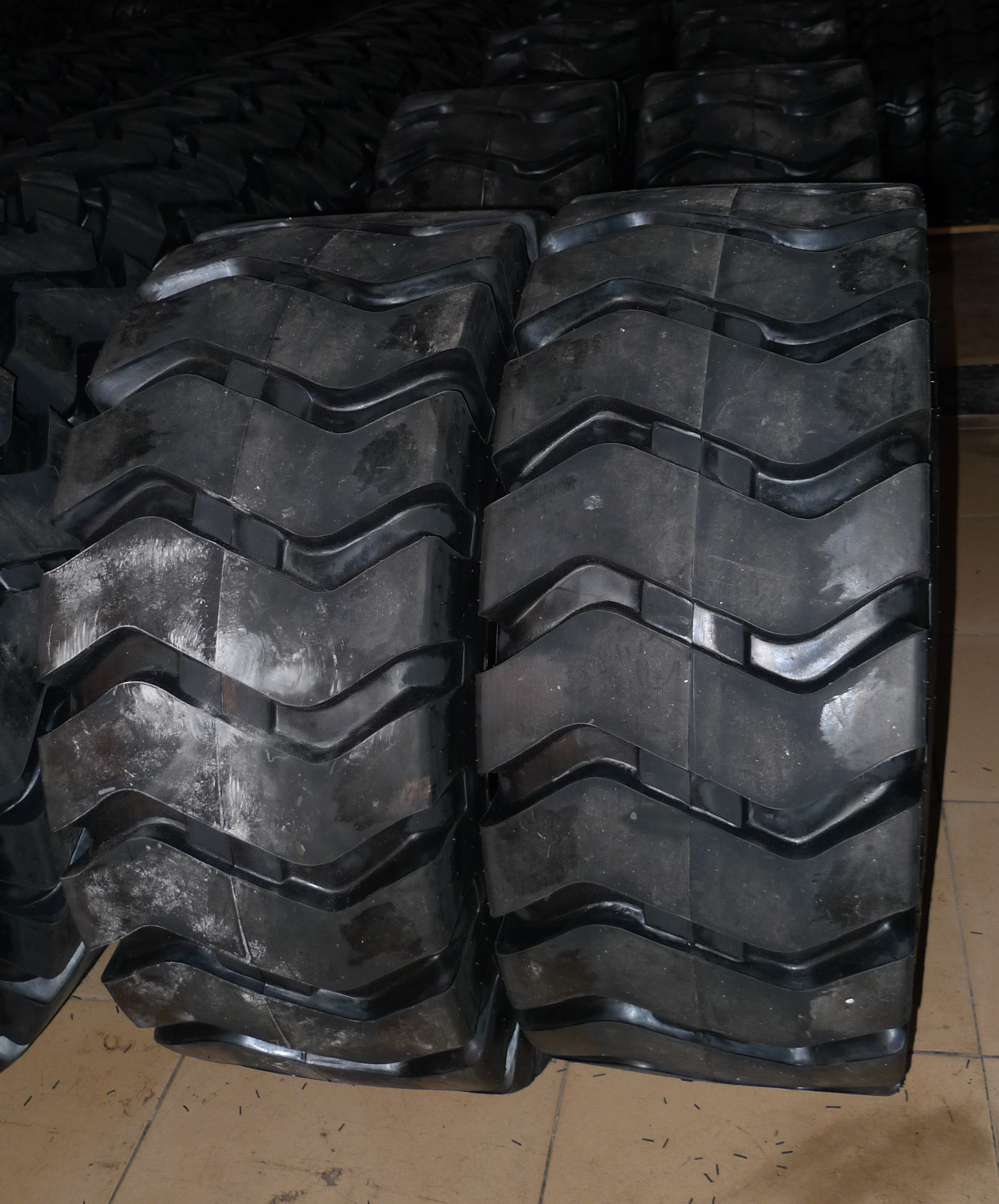 矿山工程机械轮胎17.5-25带内胎厂家直供正品三包图片