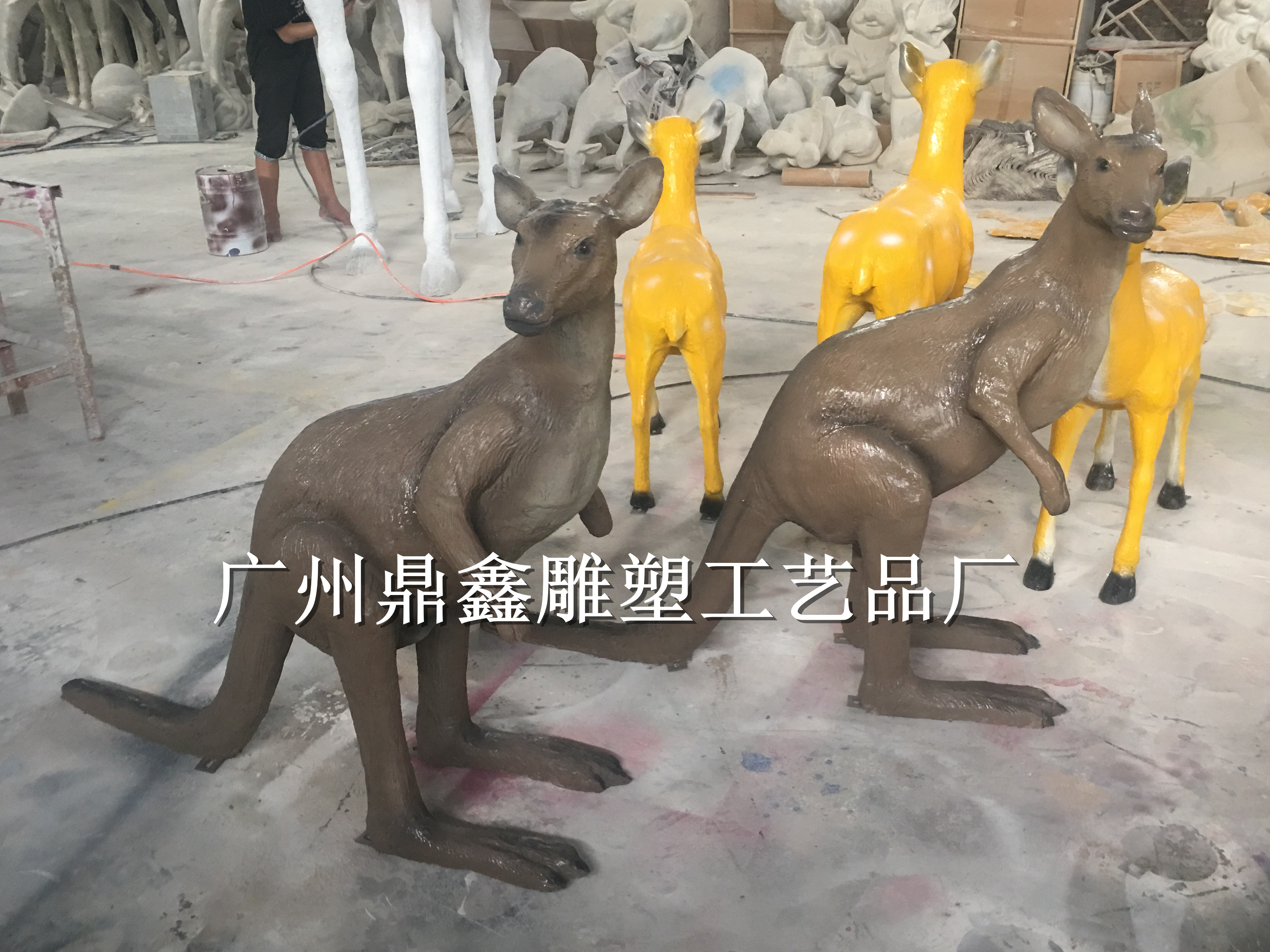 动物袋鼠雕塑动物袋鼠雕塑厂家直销订做玻璃钢品