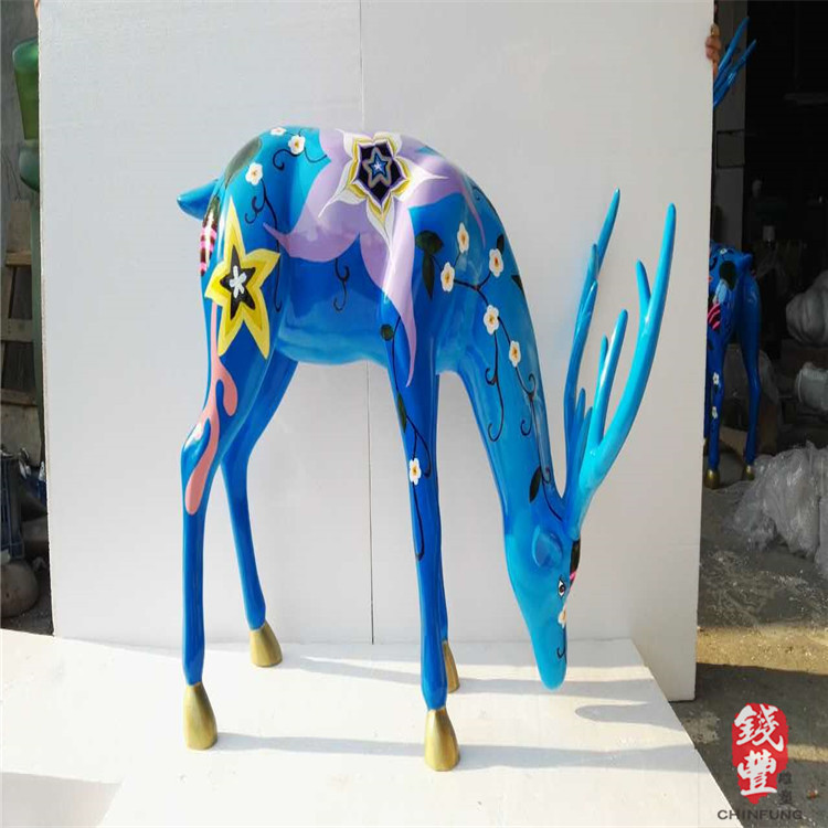 商场活动大型摆件玻璃钢动物雕塑彩绘鹿图片