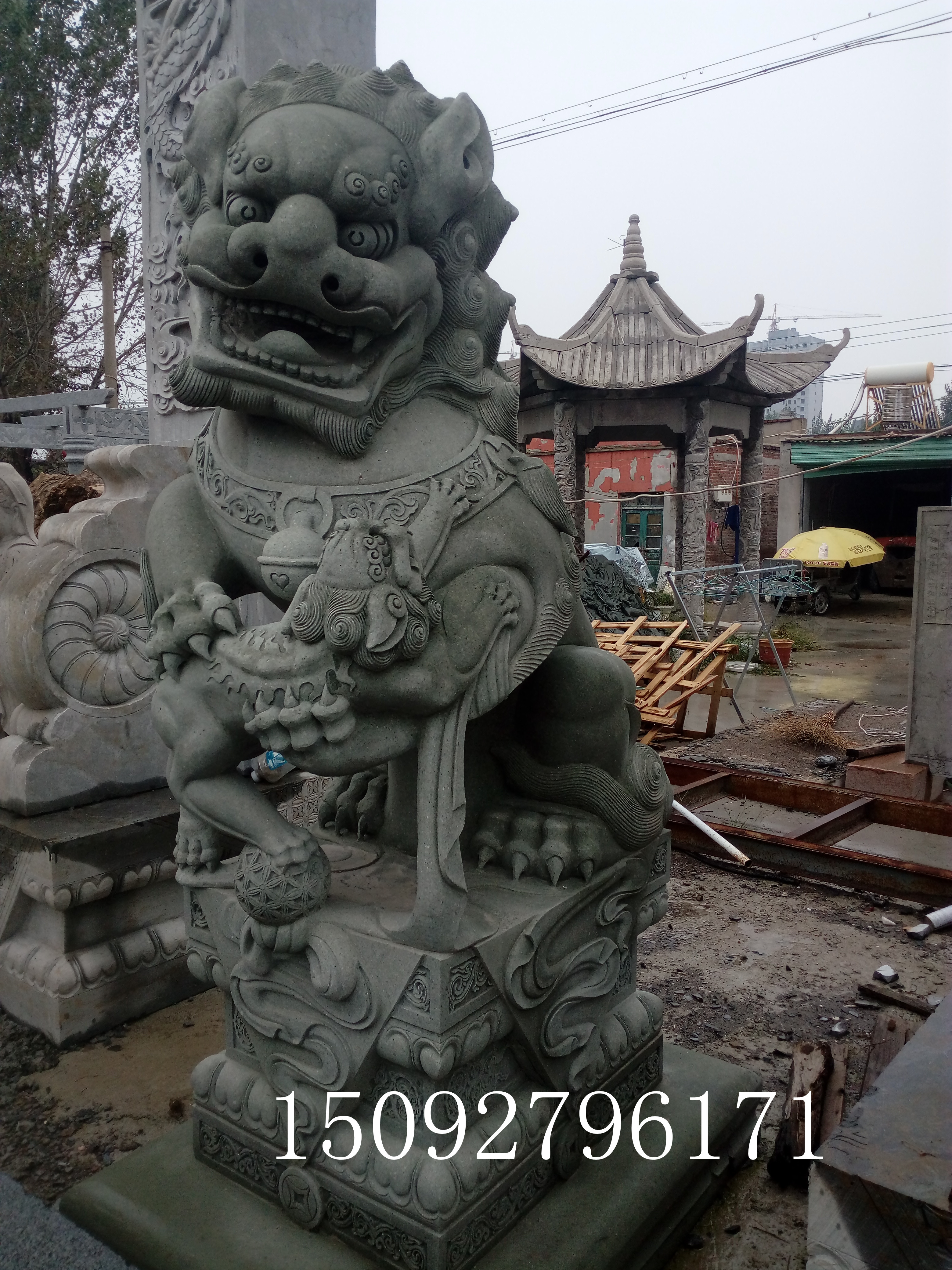 石雕狮子，石狮子，传统狮子。北京狮子，精雕蹲式石狮子，石雕厂家长期供应各种样式石狮。图片