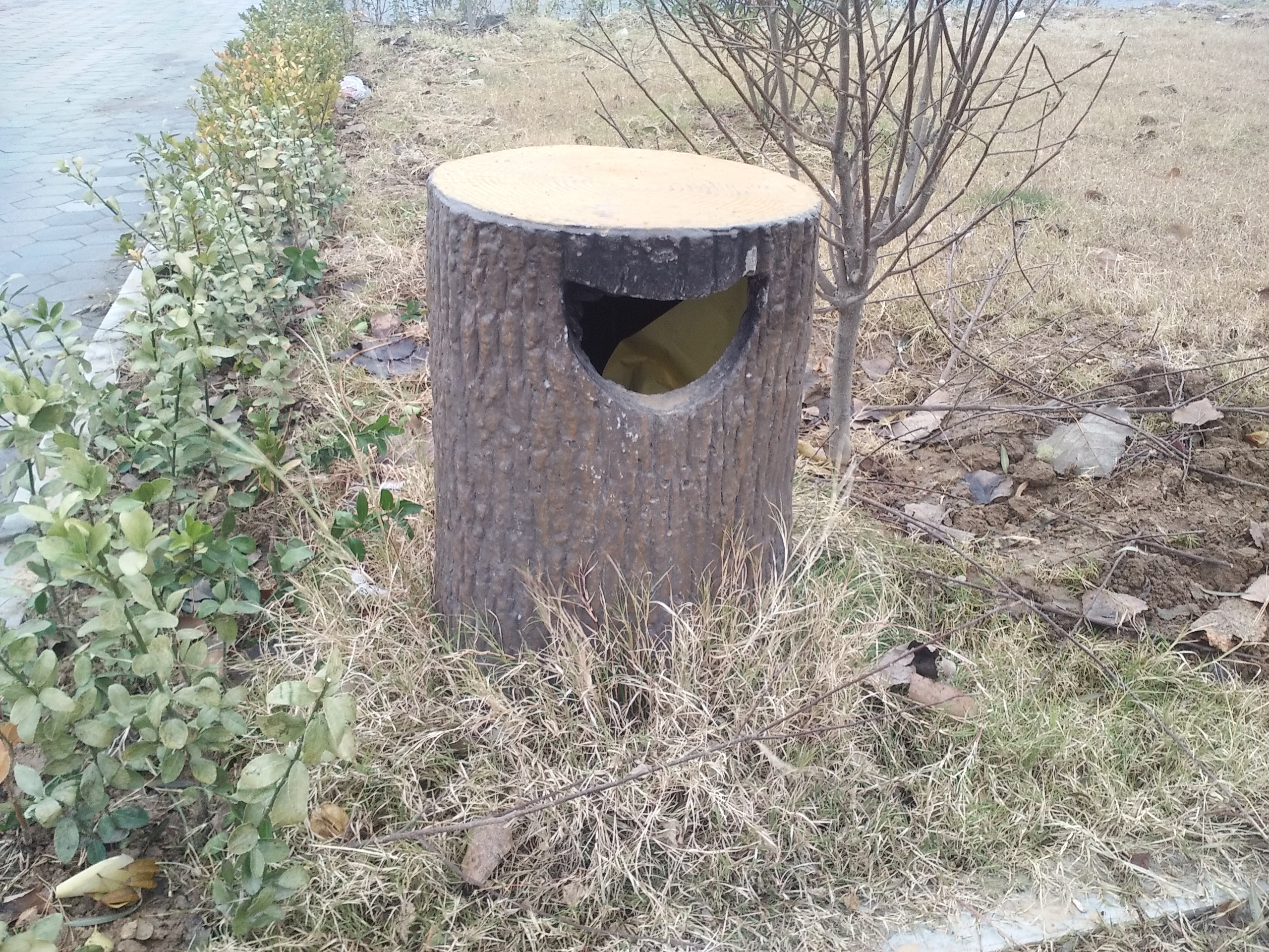 混凝土预制仿木花箱、花桶、垃圾桶