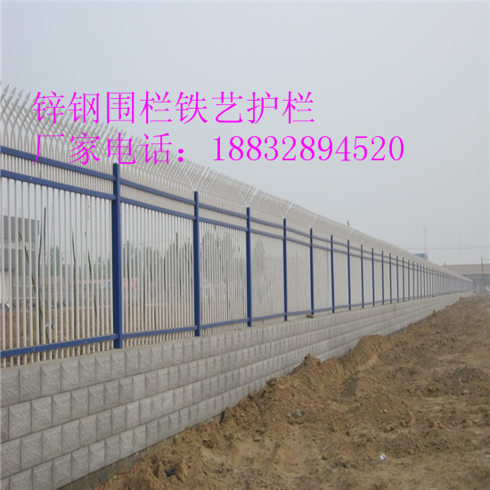 高质量镀锌方管栅栏 围墙护栏加花三横杆的锌钢护栏 优质栅栏配件