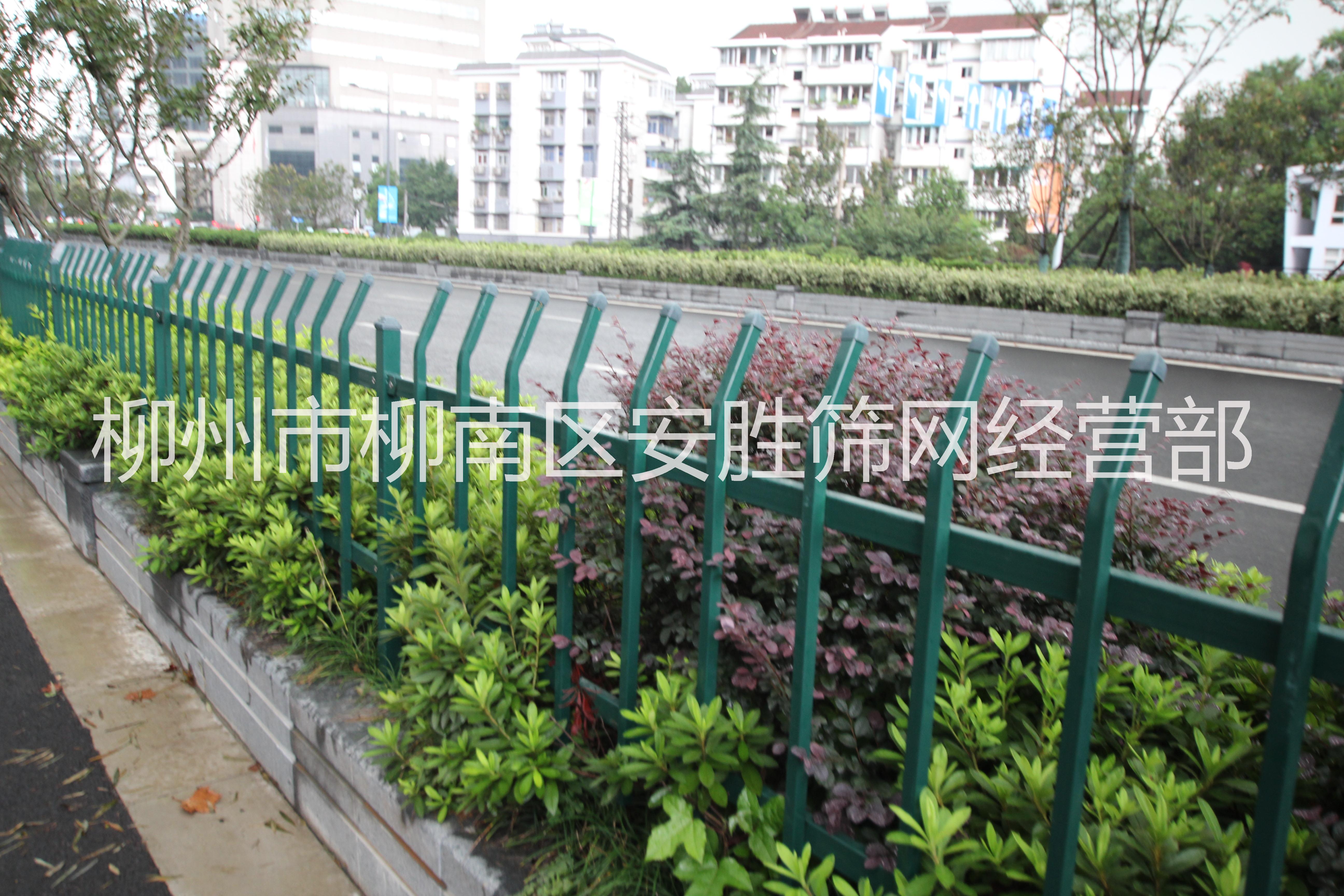 广西锌钢护栏网 铁艺围栏定做 花圃围栏厂家 浸塑护栏网批发