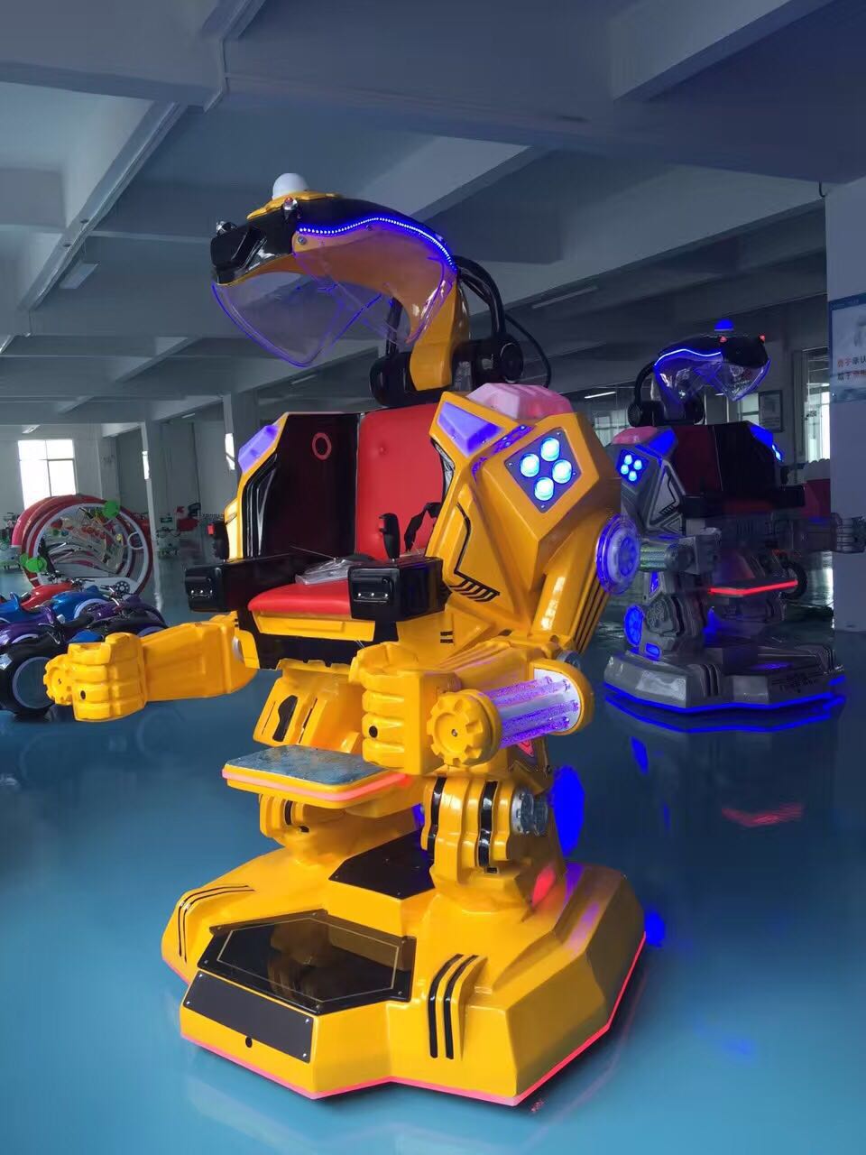 2016最新款广场钢铁侠站立行走机器人电瓶车电动车游乐电玩设备图片